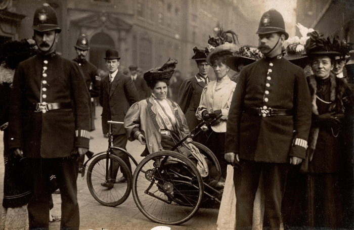 Rosa May Billinghurst während einer Demonstration 1908